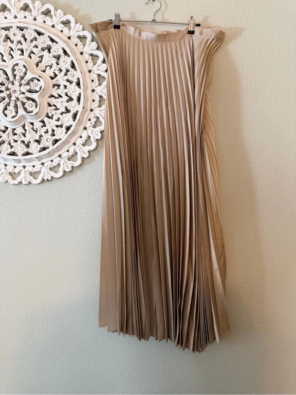 Dainty Jewells Pleated Skirt in Soft gold